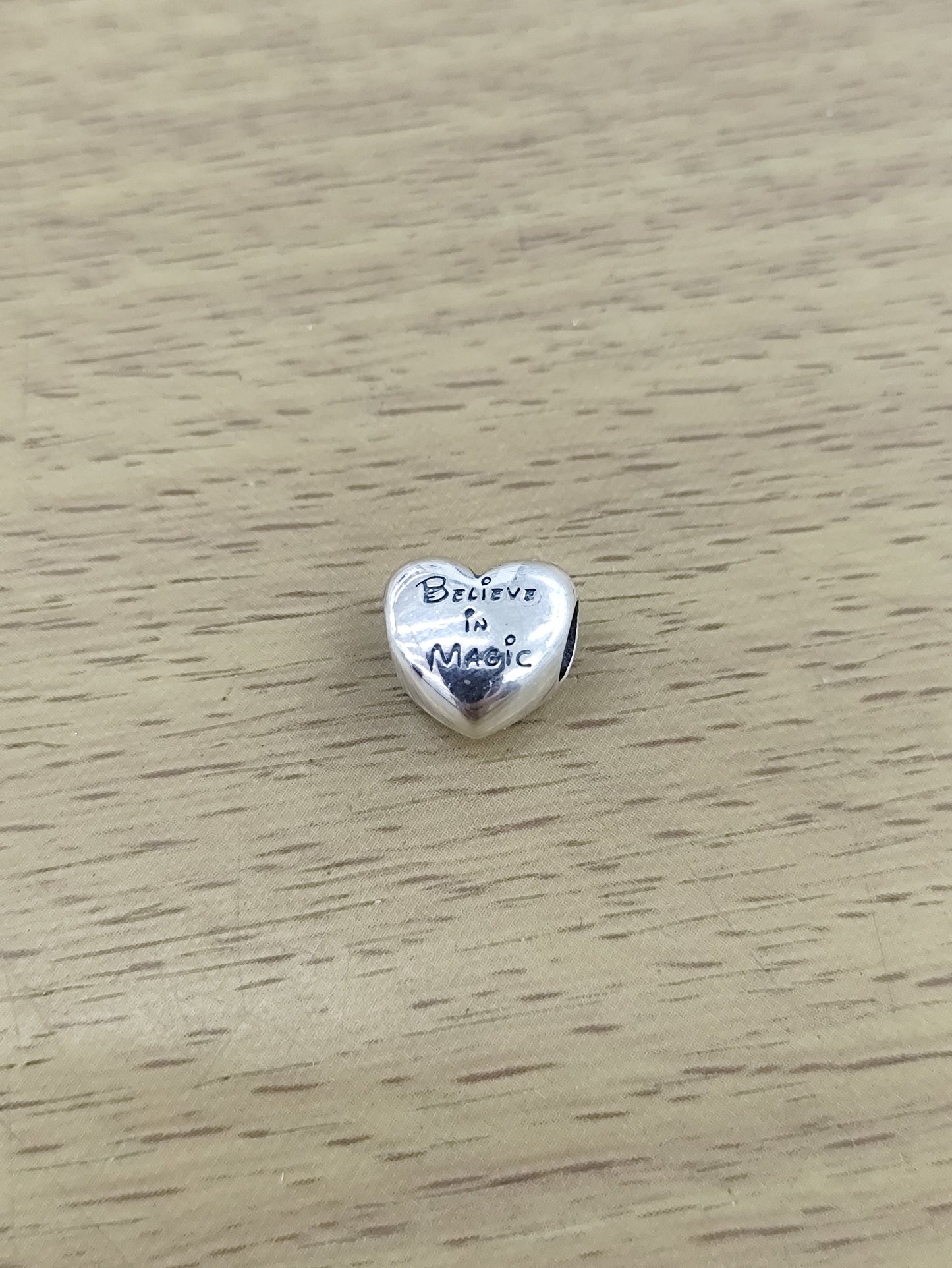 TMPCH046 Dije Charm Pand Corazón Bombeado Siluetas Kissing en Plata Fina .925