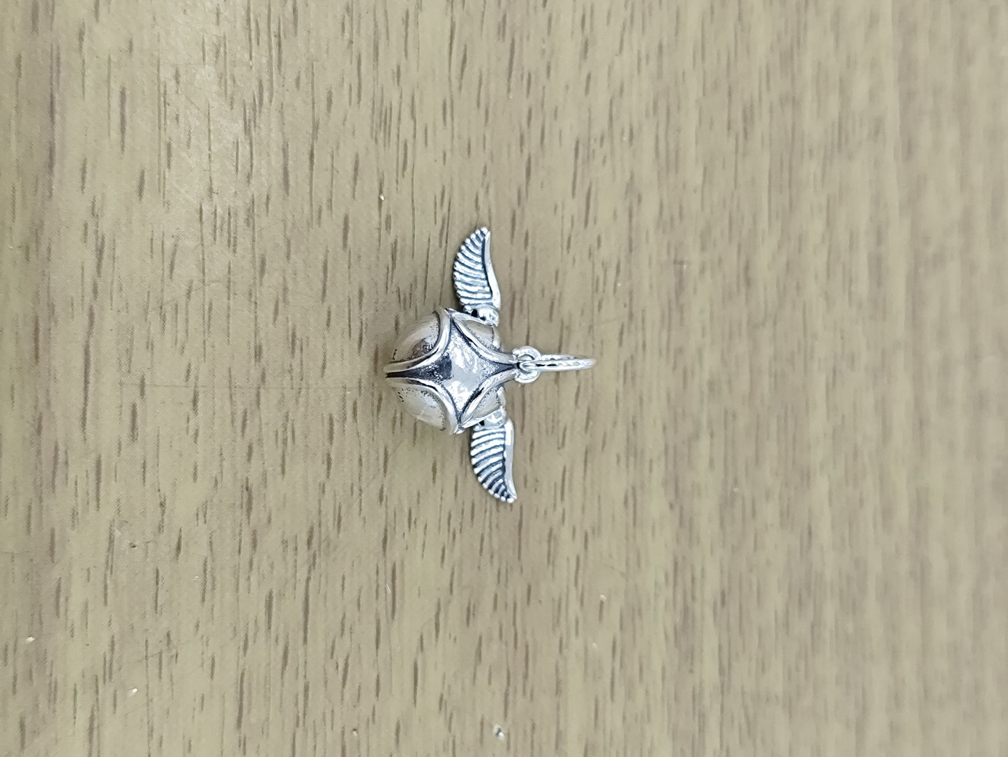 TMPCH050 Dije Charm Pand Harry Potter Snitch en Plata Fina .925