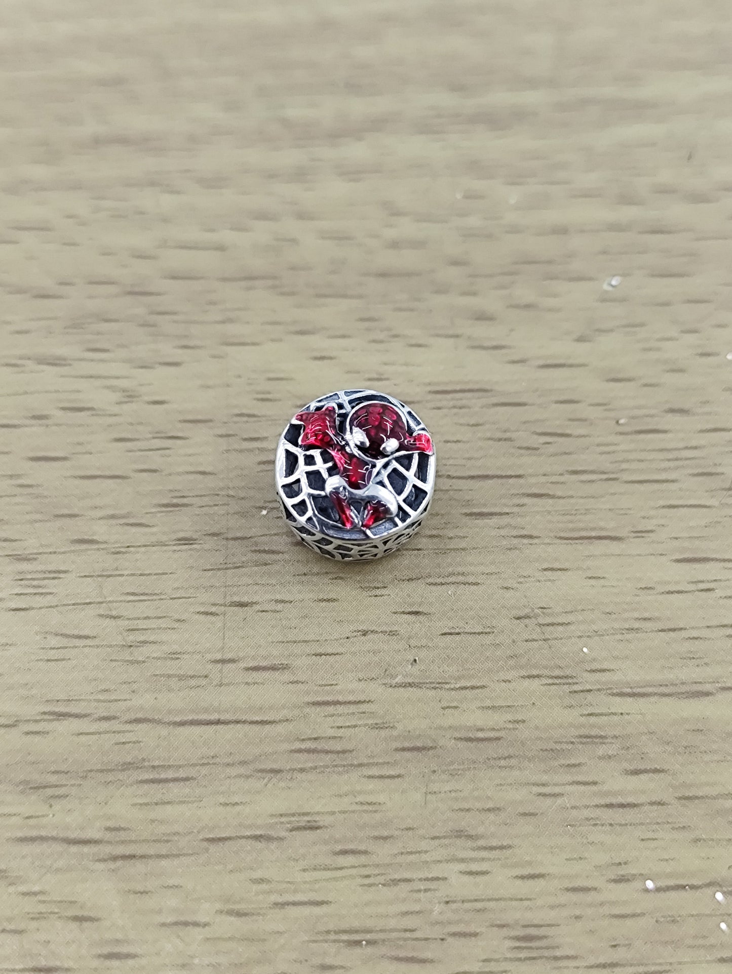 TMPCH053 Dije Charm Pand Círculo Telarañas Spiderman Esmaltado Rojo en Plata Fina .925
