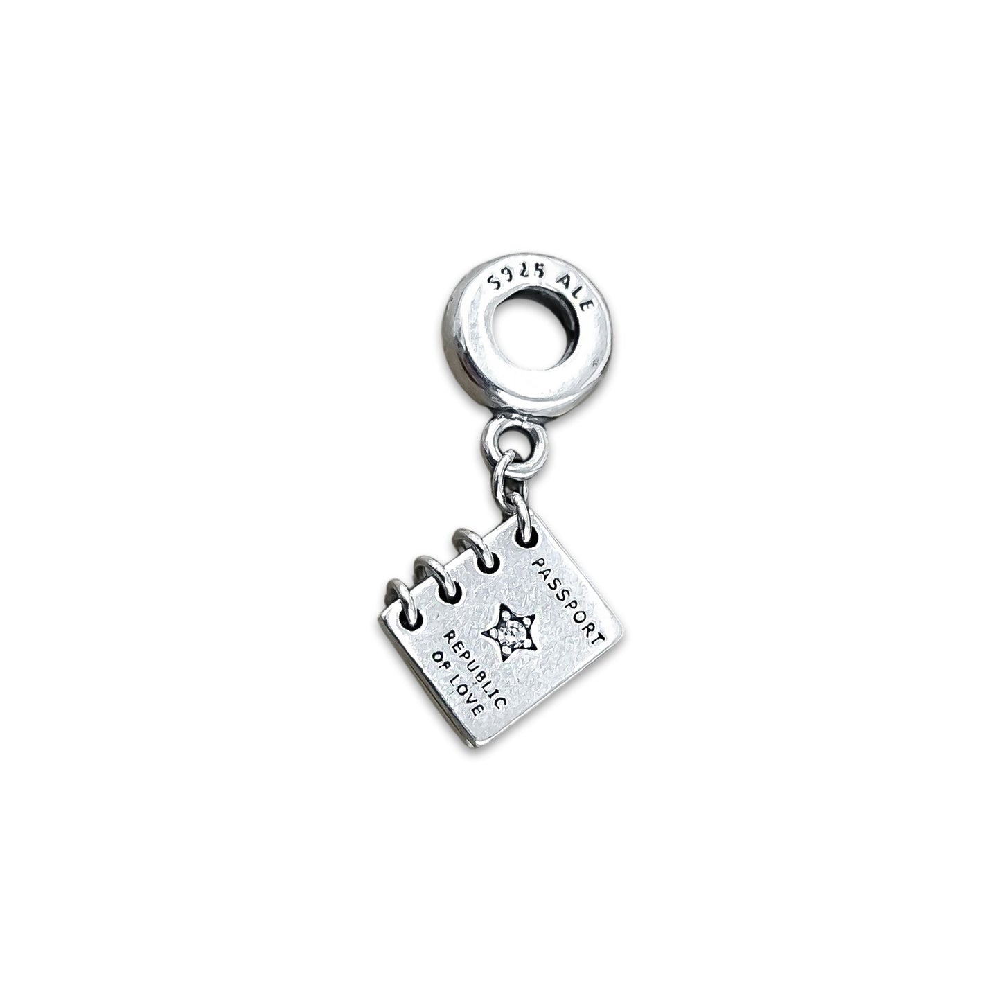 TMPCH017 Dije Charm Pand Pasaporte Republic Of Love en Plata Fina .925