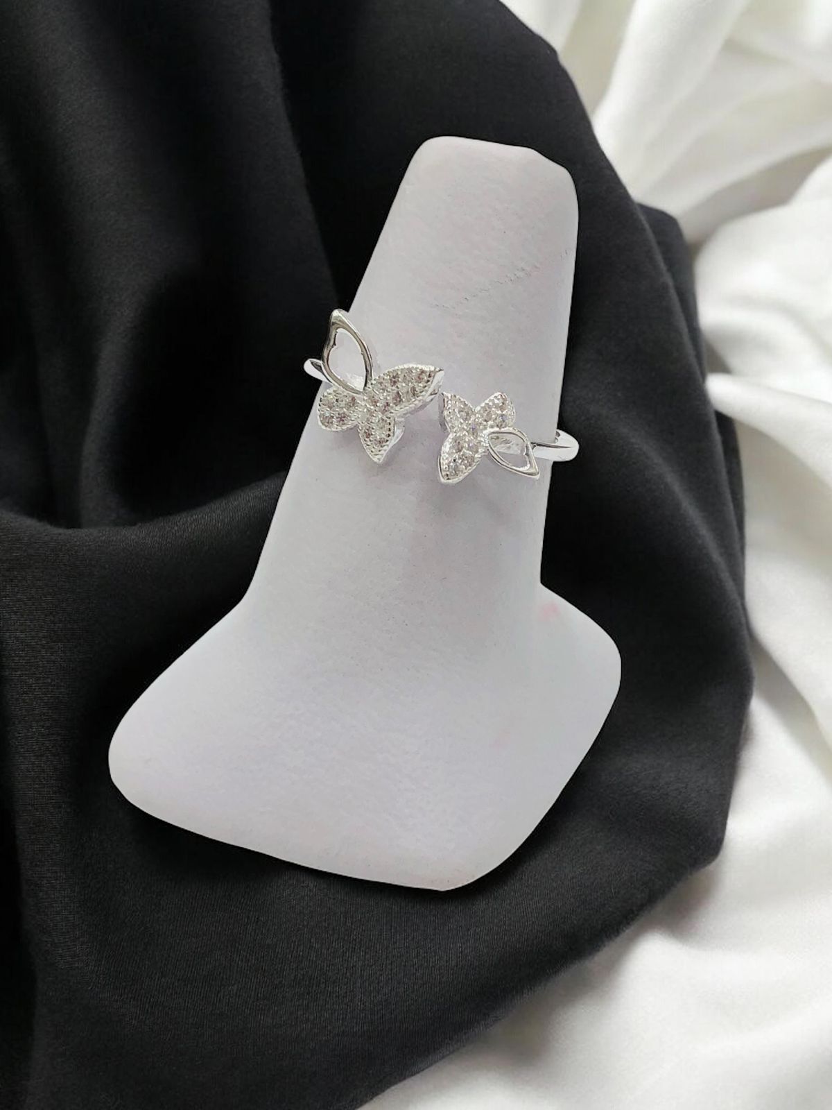 TMPAD012 Anillo Ajustable de Mariposa con Zirconia de Micropave en Plata Fina .925