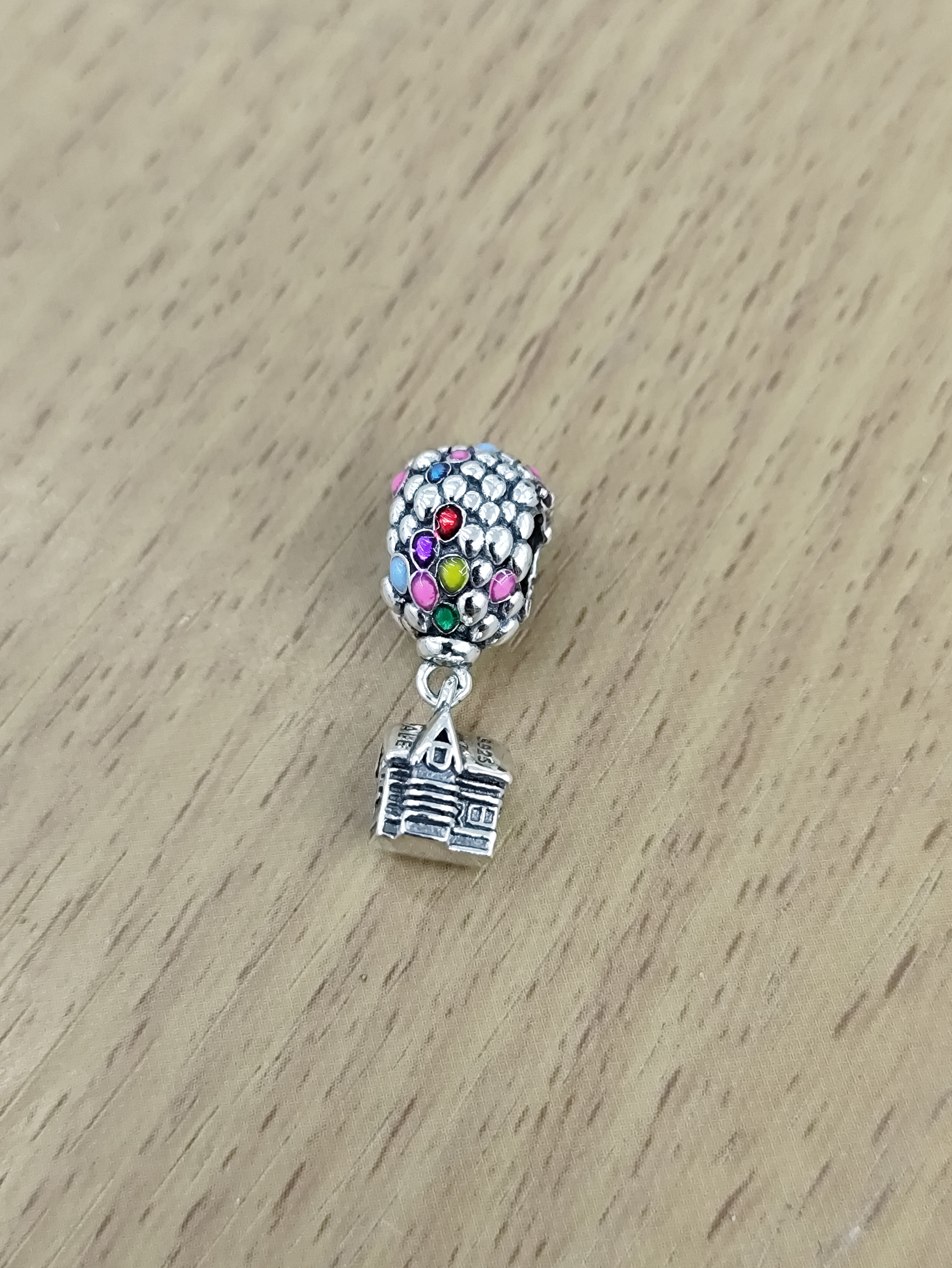 TMPCH002 Dije Charm Pand Casa con Globos Up en Plata Fina .925