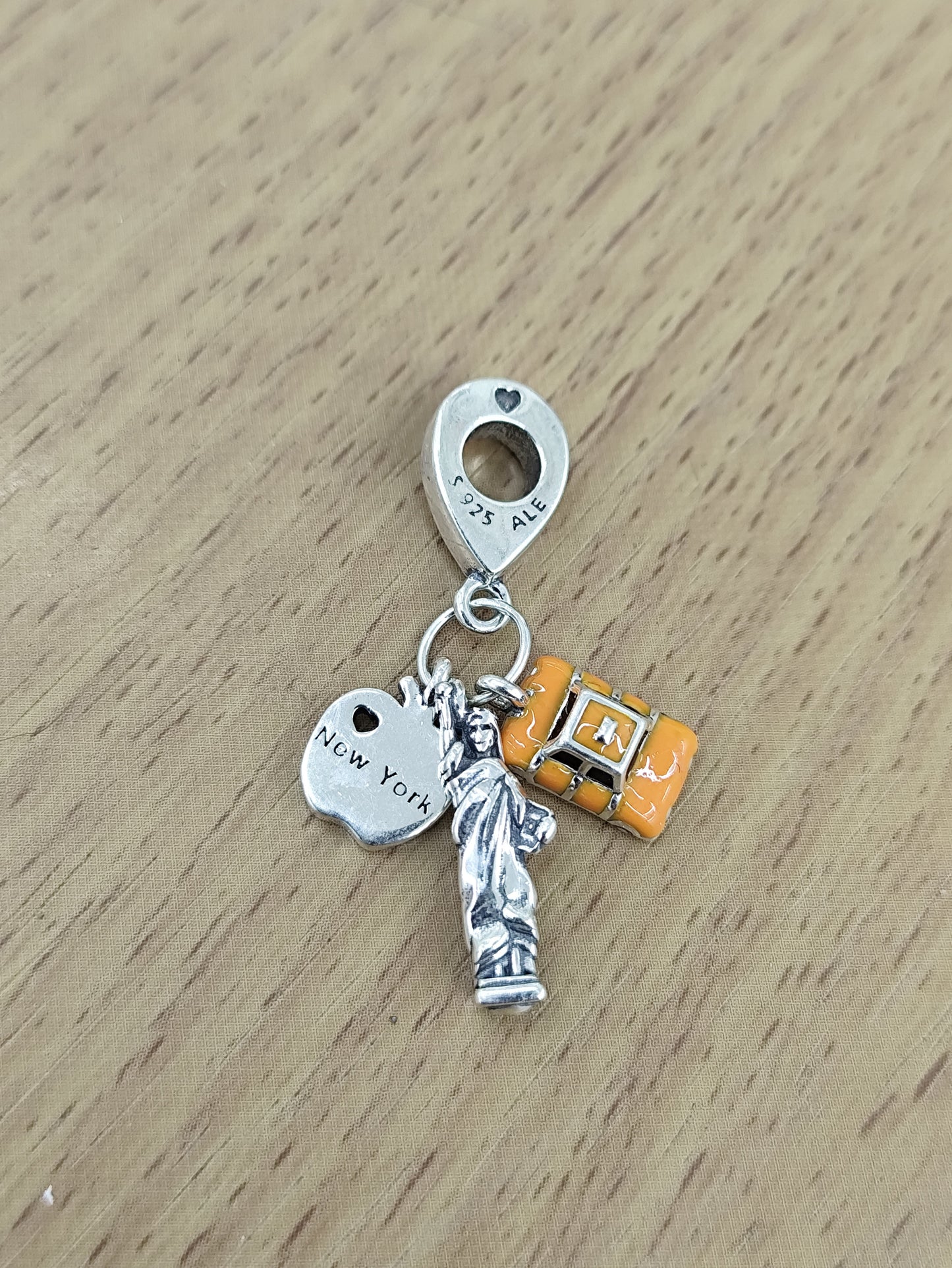 TMPCH005 Dije Charm Pand New York Manzana y Taxi Amarillo en Plata Fina .925