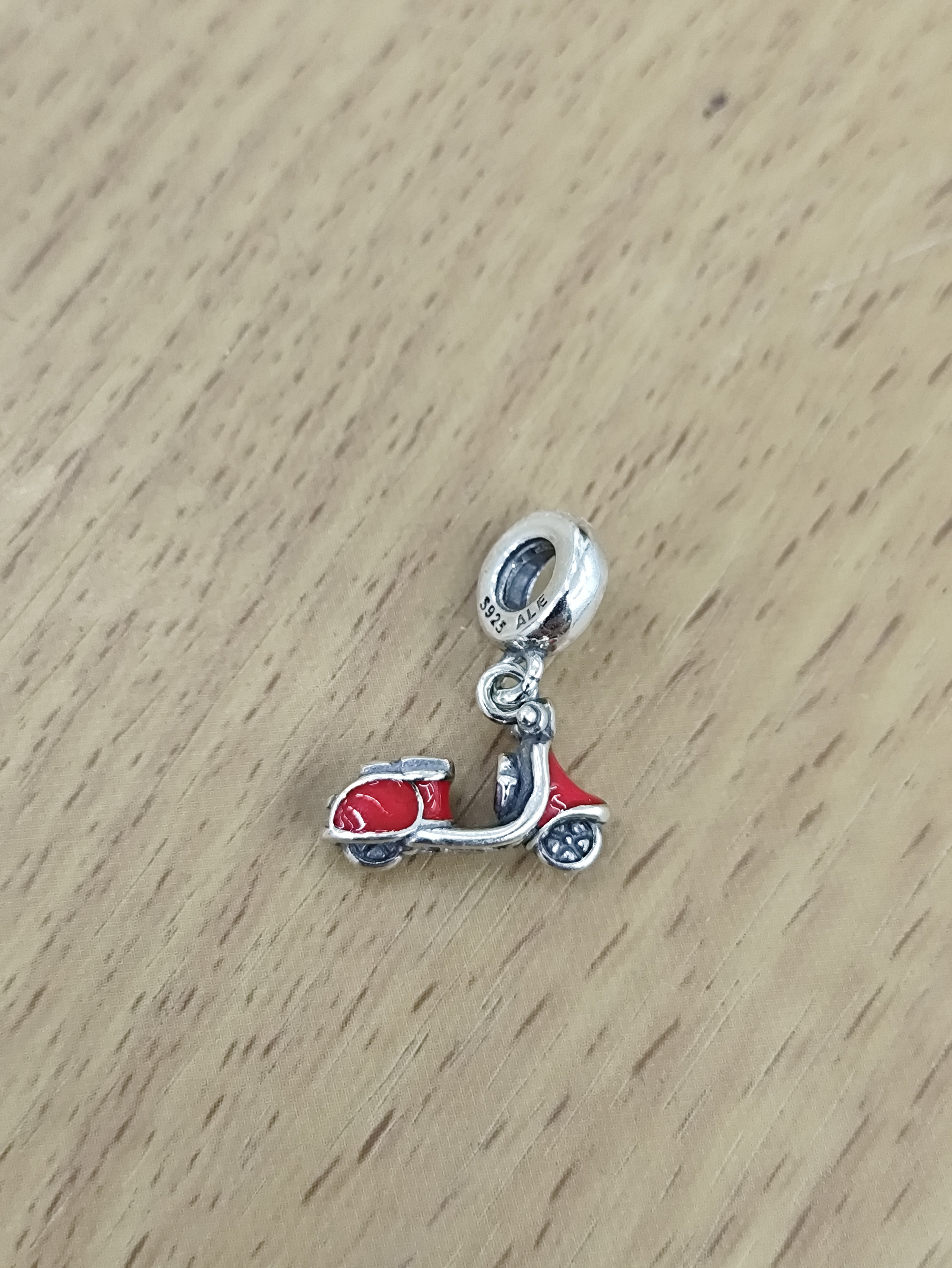 TMPCH007 Dije Charm Pand Moto Vespa Italy en Plata Fina .925