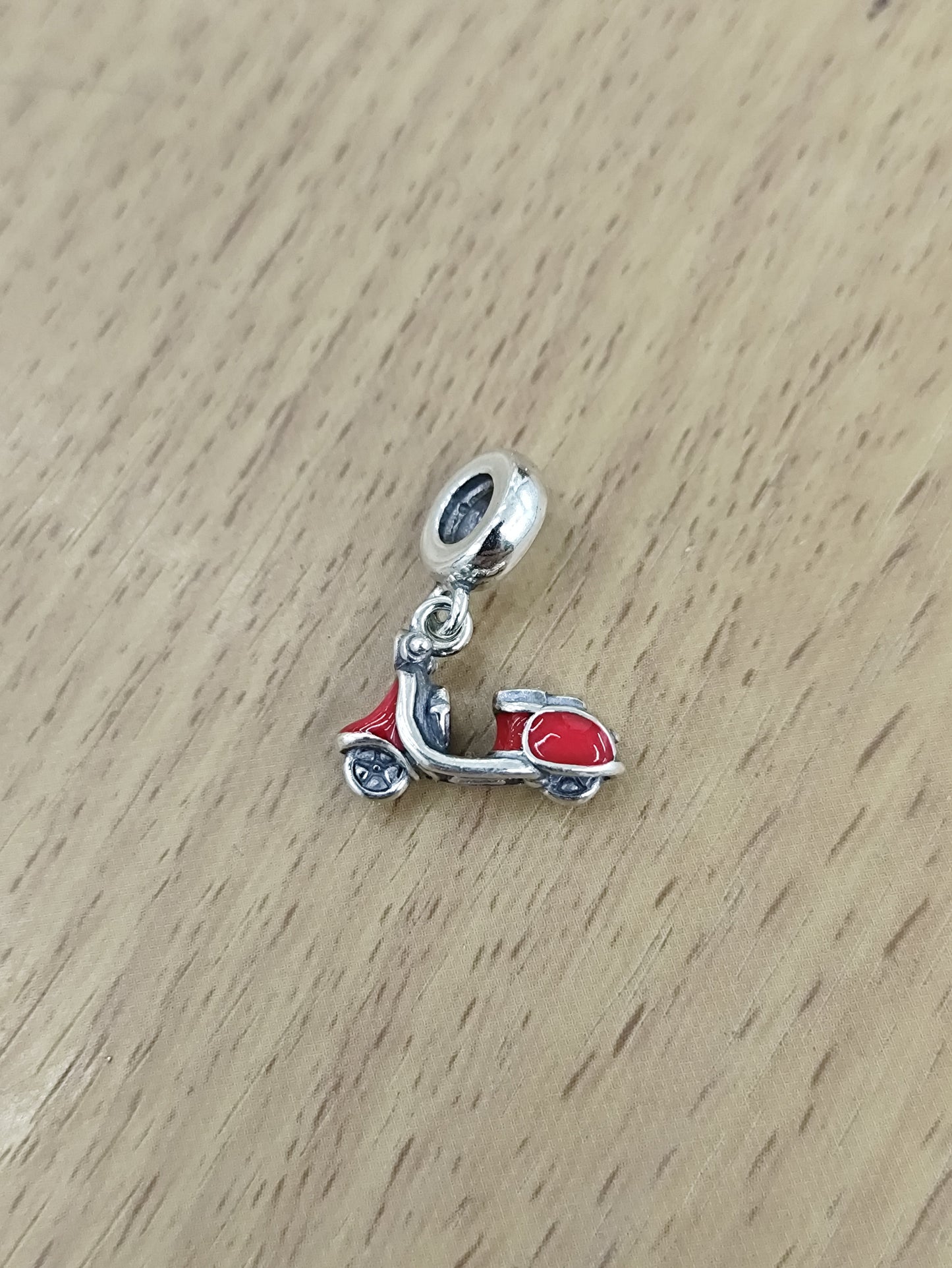 TMPCH007 Dije Charm Pand Moto Vespa Italy en Plata Fina .925