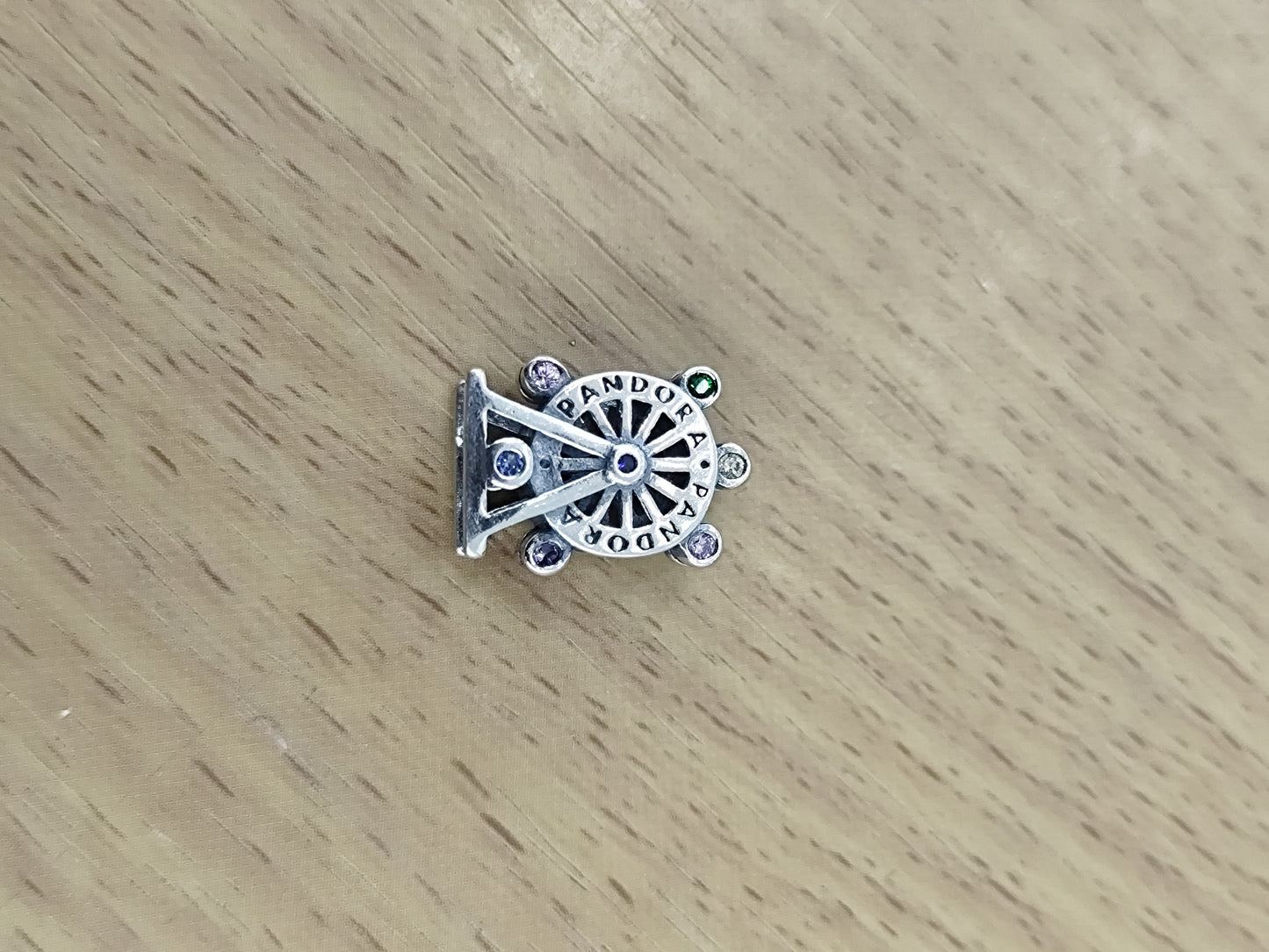 TMPCH014 Dije Charm Pand Rueda de la Fortuna Multicolor en Plata Fina .925