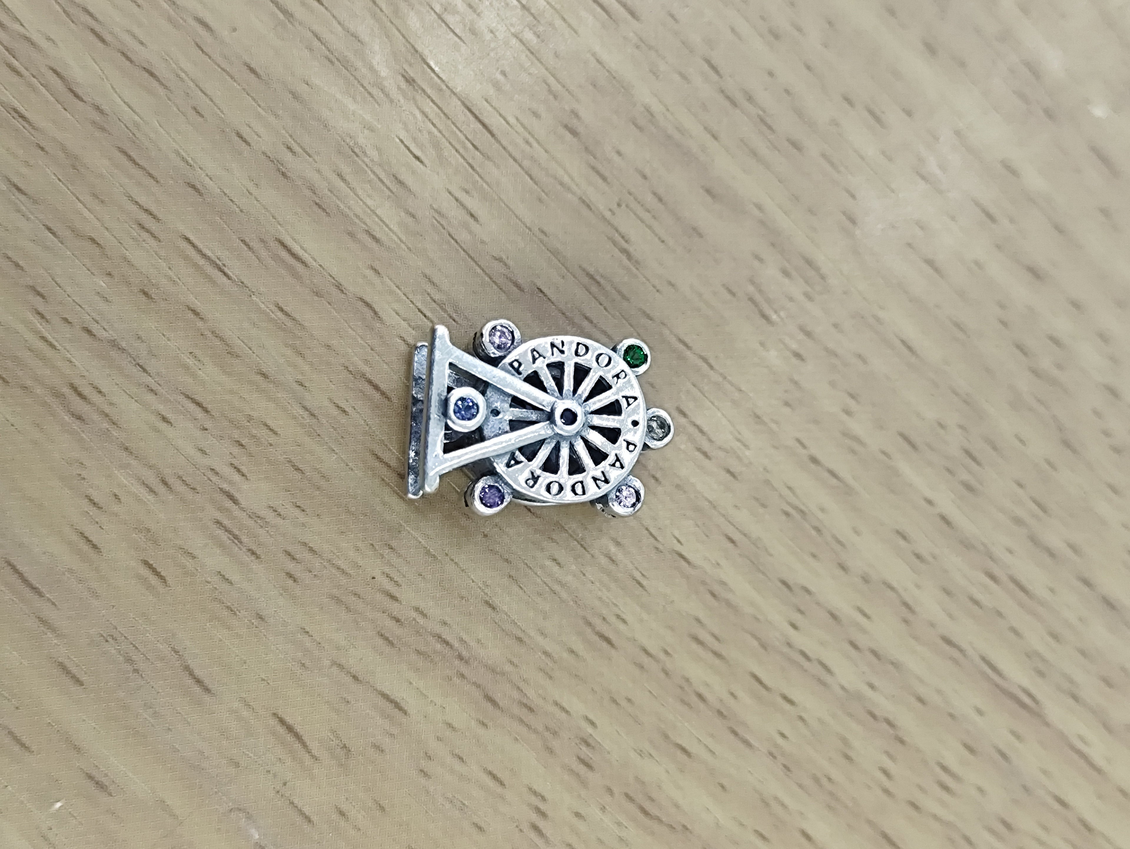 TMPCH014 Dije Charm Pand Rueda de la Fortuna Multicolor en Plata Fina .925