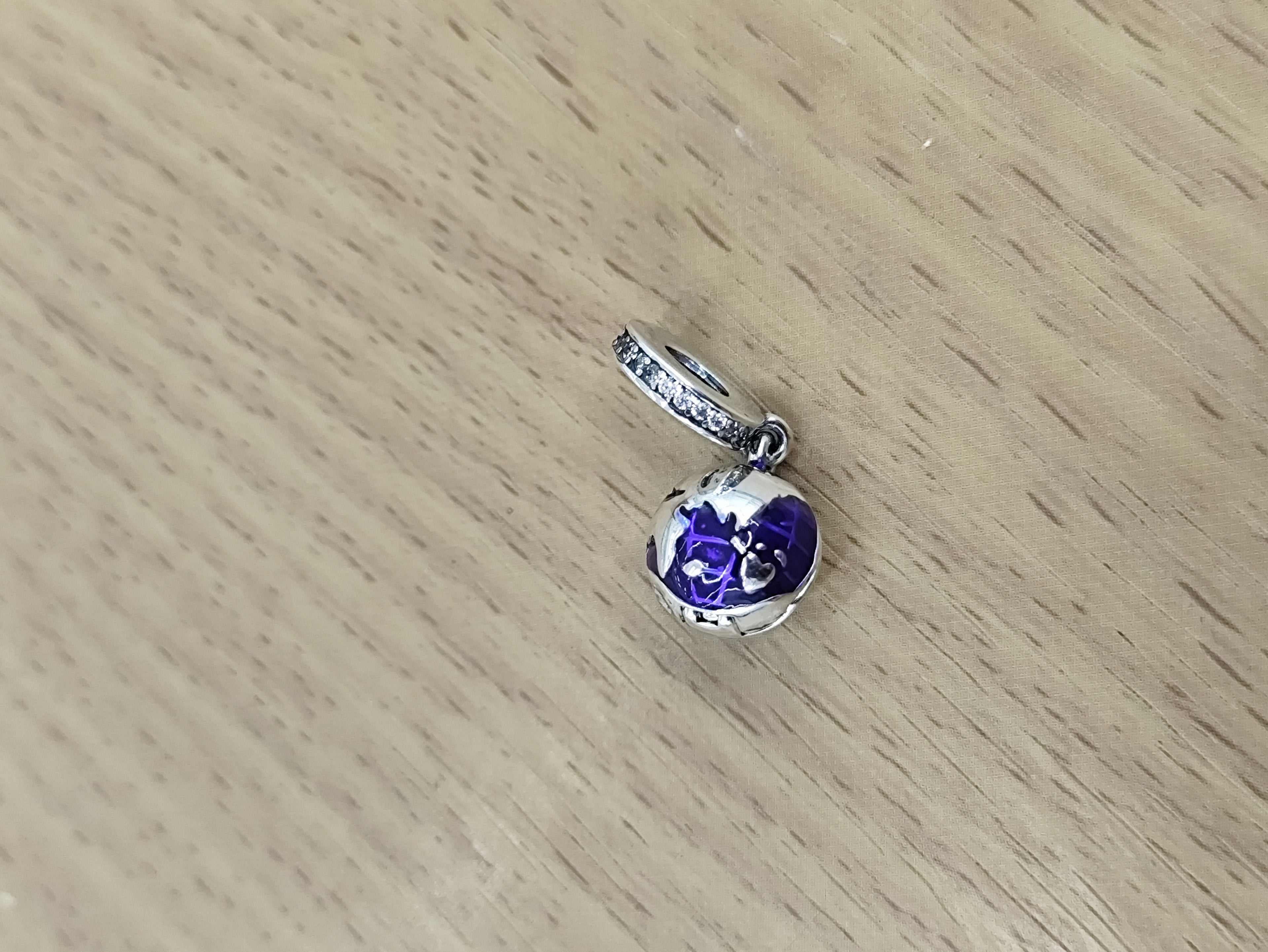 TMPCH016 Dije Charm Pand Mundo Colgante Esmalte Morado en Plata Fina .925