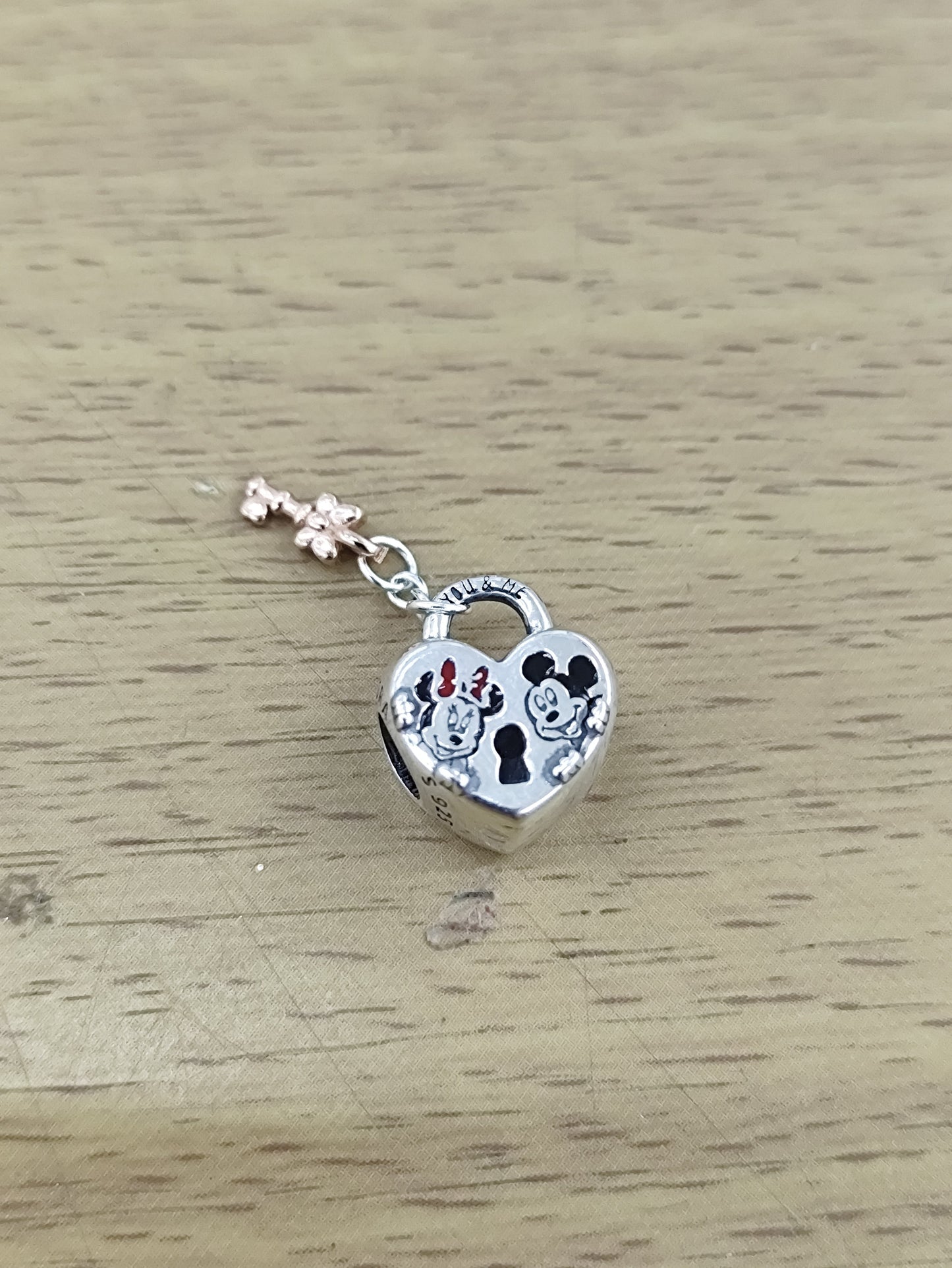 TMPCH027 Dije Charm Pand Corazón con Llave Minnie y Mickey en Plata Fina .925