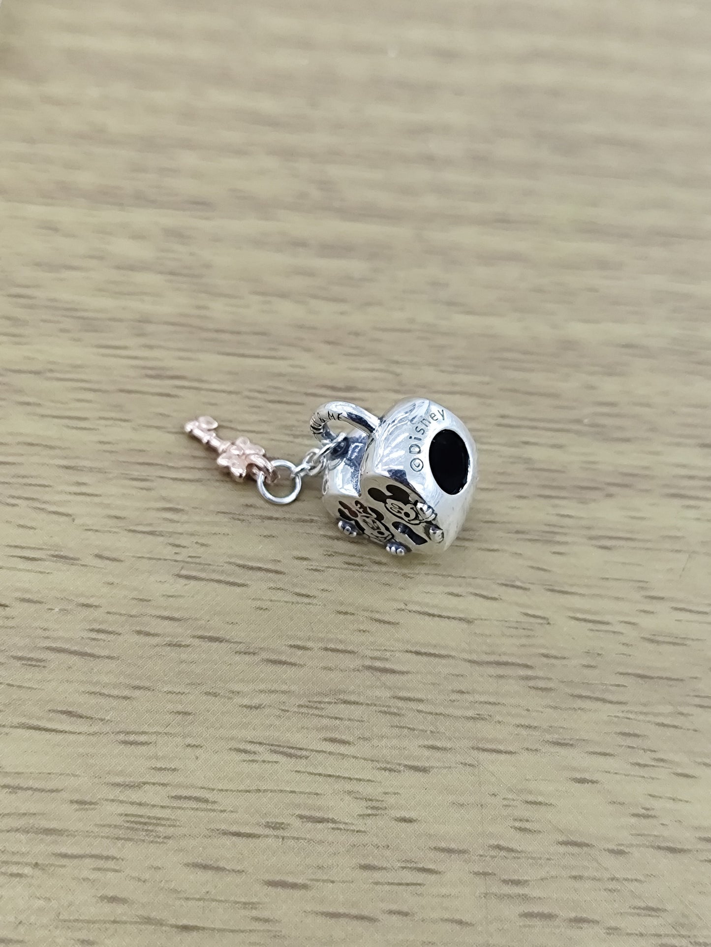 TMPCH027 Dije Charm Pand Corazón con Llave Minnie y Mickey en Plata Fina .925