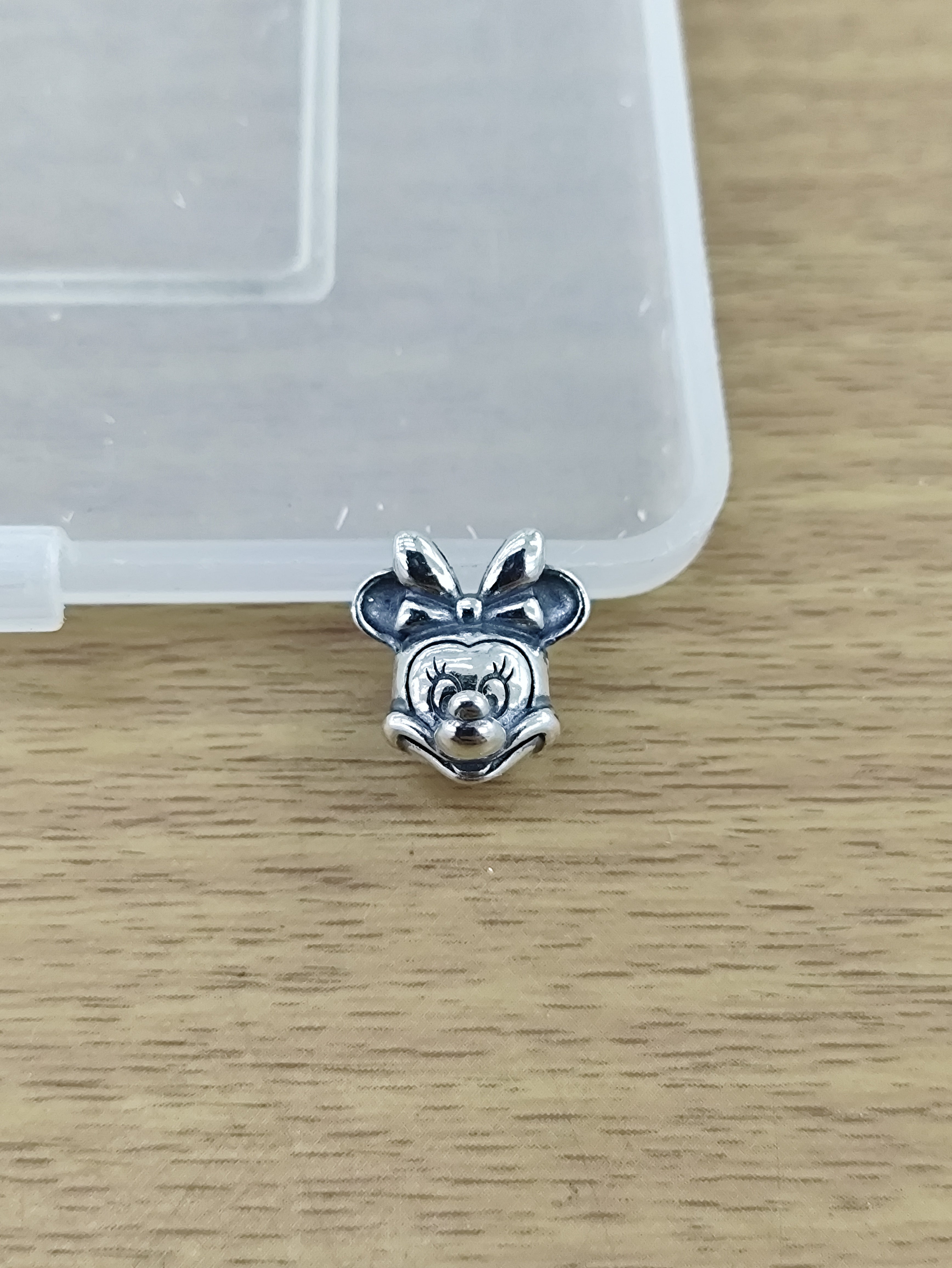 TMPCH028 Dije Charm Pand Minnie Cabeza Lisa en Plata Fina .925