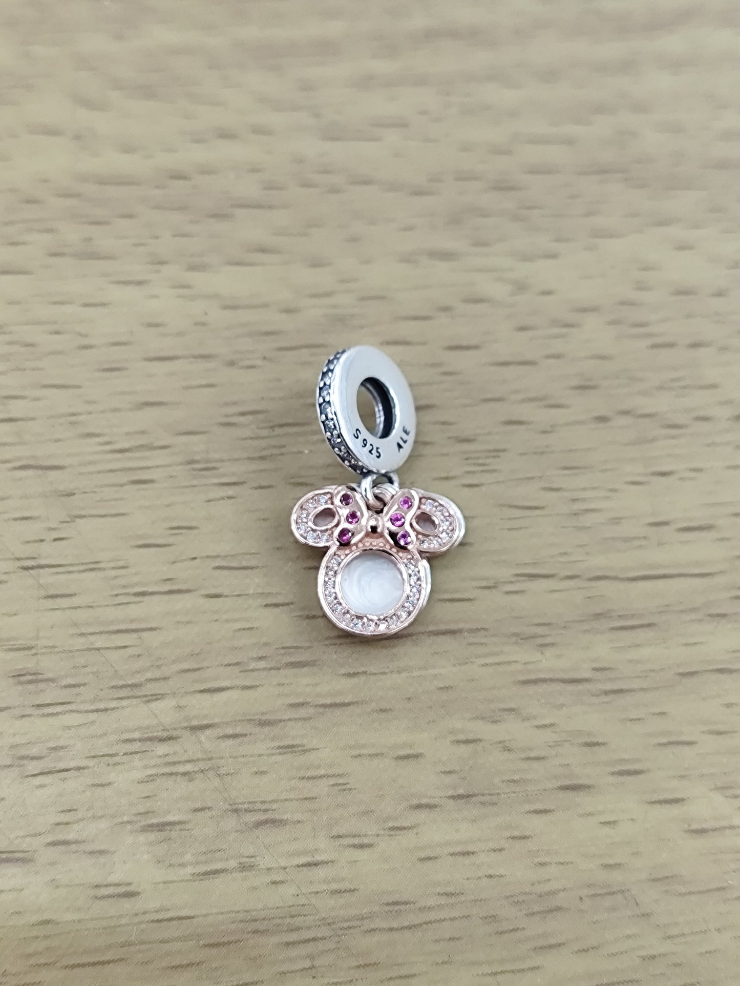 TMPCH030 Dije Charm Pand Silueta Minnie Plata Rosa con Zirconia Fondo Blanco en Plata Fina .925