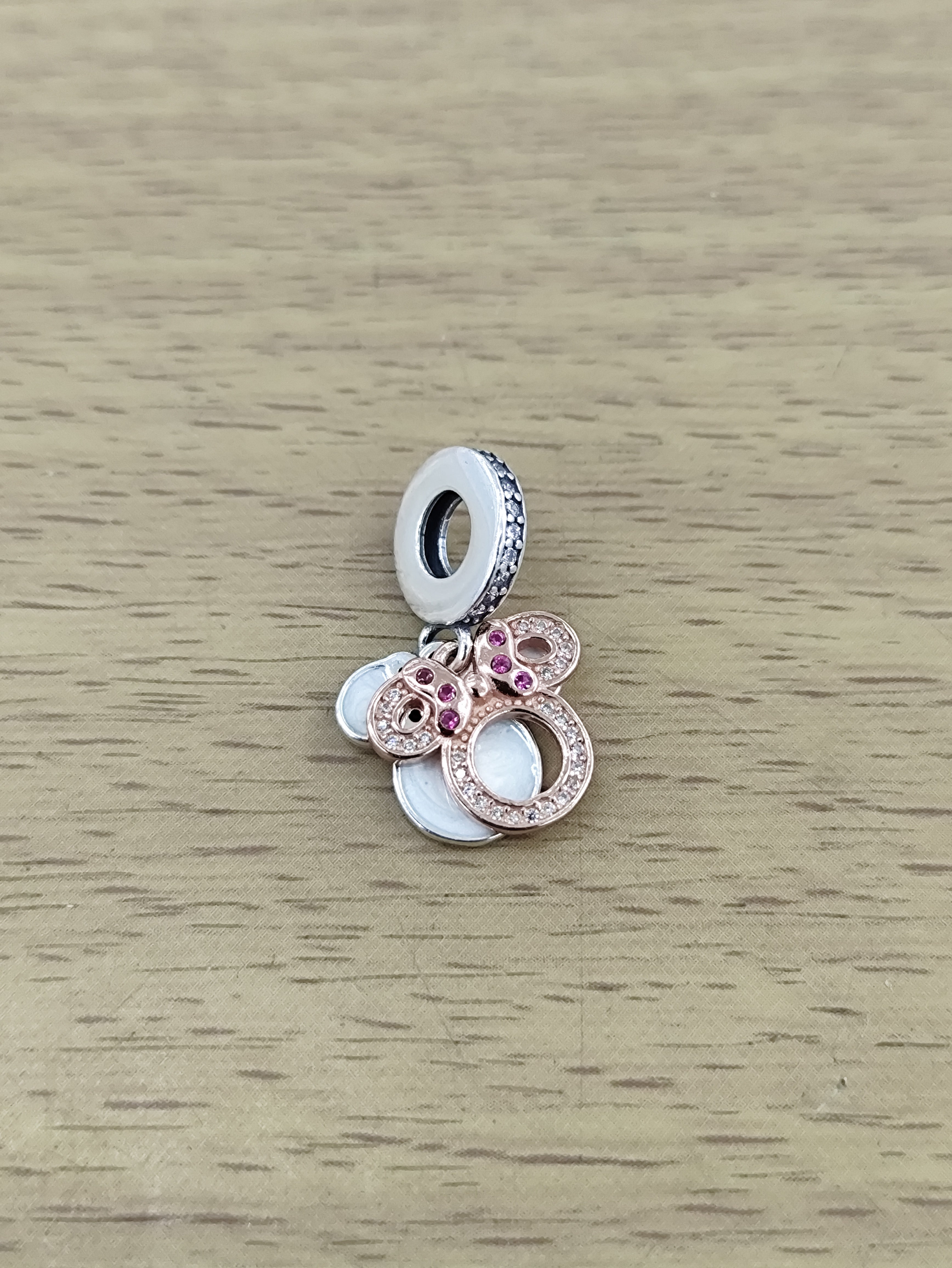 TMPCH030 Dije Charm Pand Silueta Minnie Plata Rosa con Zirconia Fondo Blanco en Plata Fina .925