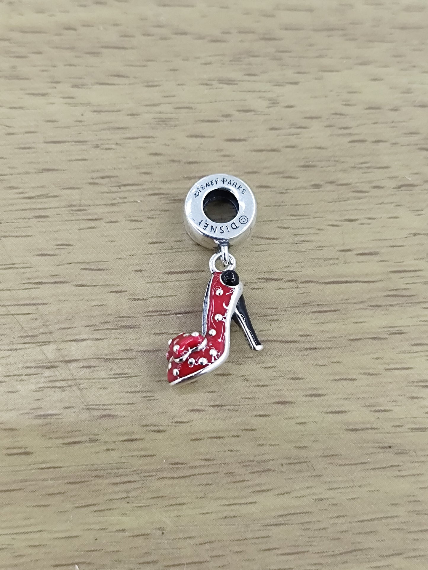 TMPCH041 Dije Charm Pand Zapatilla Minnie en Plata Fina .925