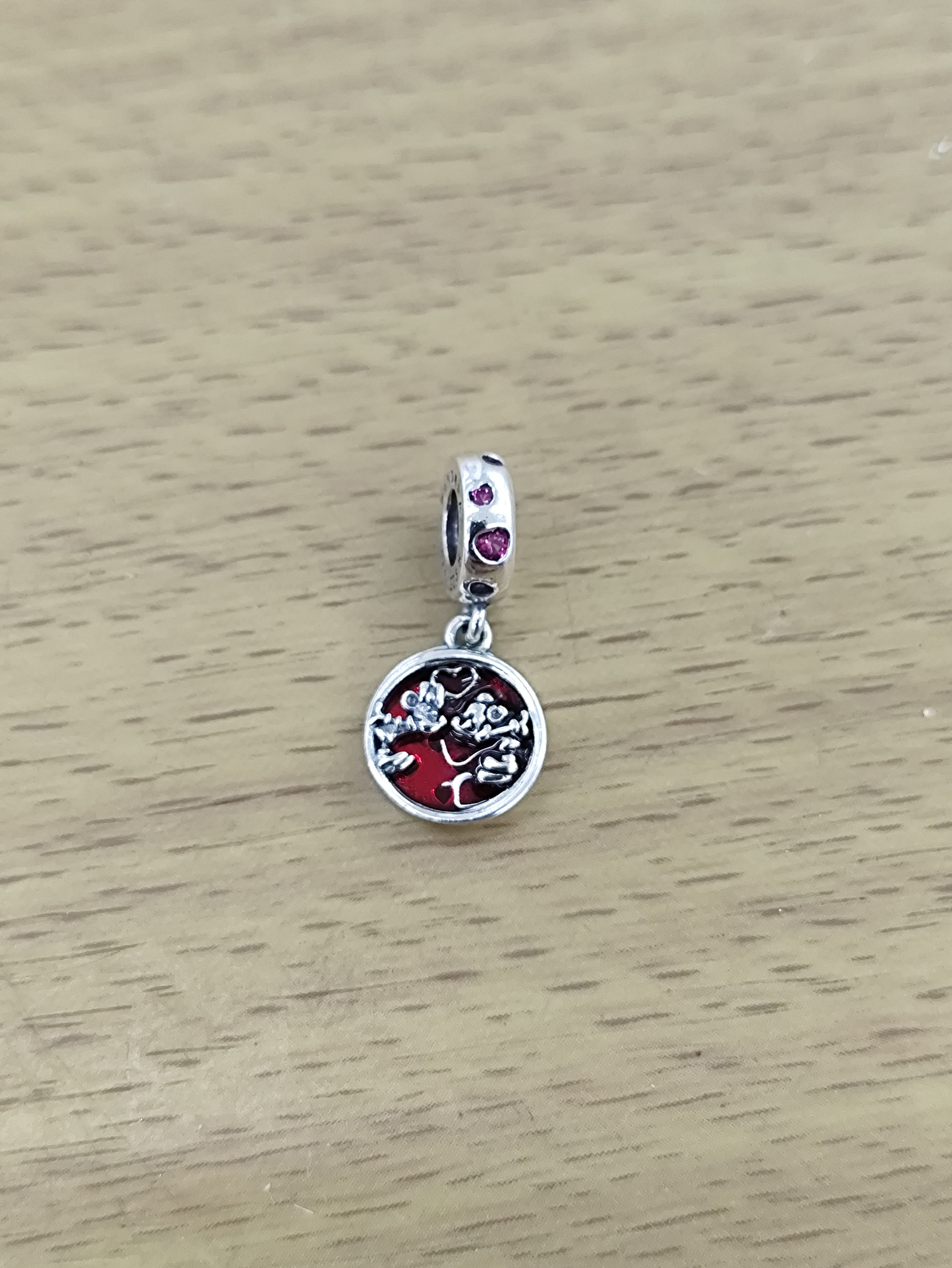 TMPCH042 Dije Charm Pand Circulo Mickey y Minnie Kissing en Plata Fina .925