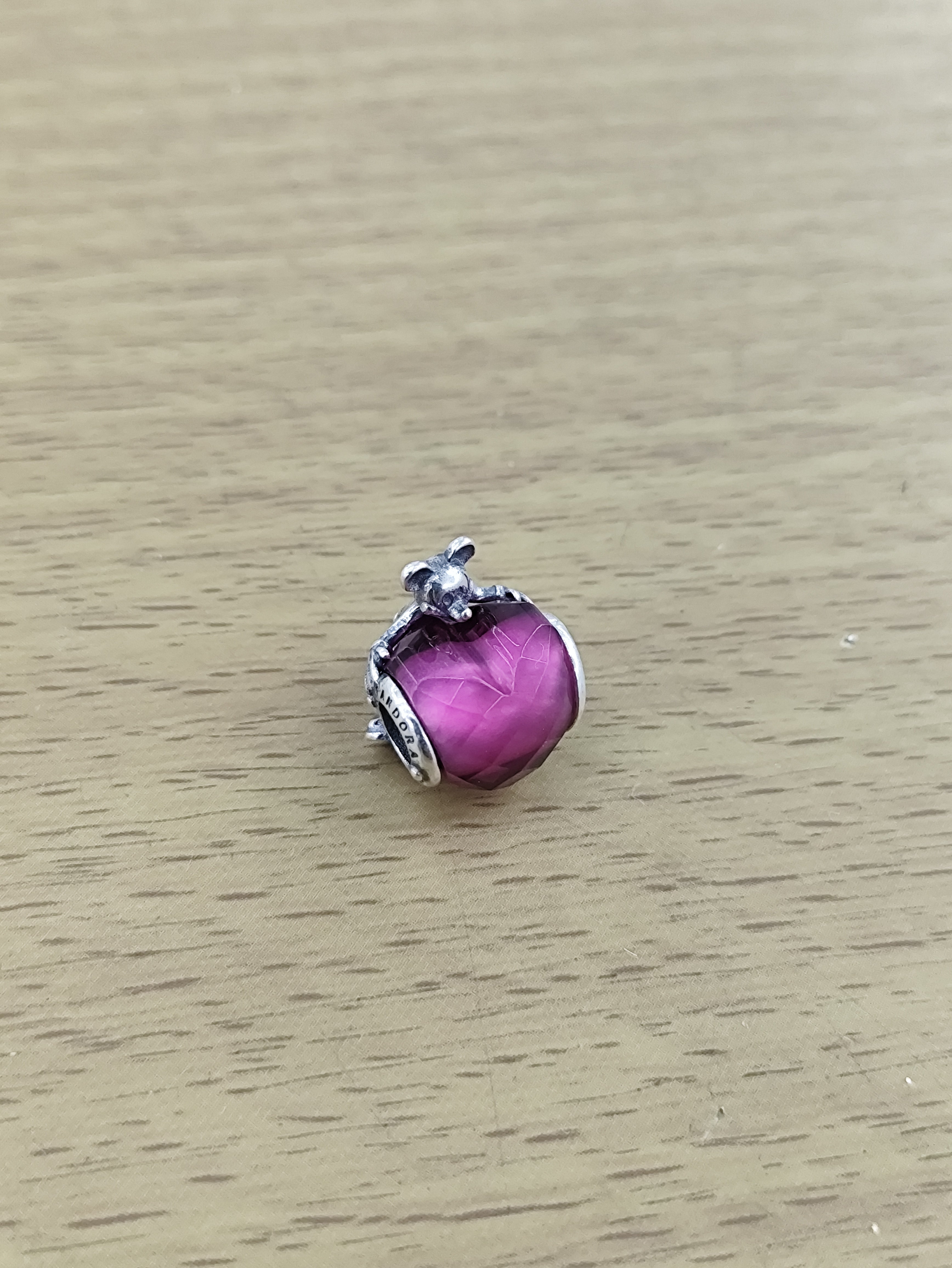 TMPCH044 Dije Charm Pand Mickey Abrazando Corazón Morado en Plata Fina .925