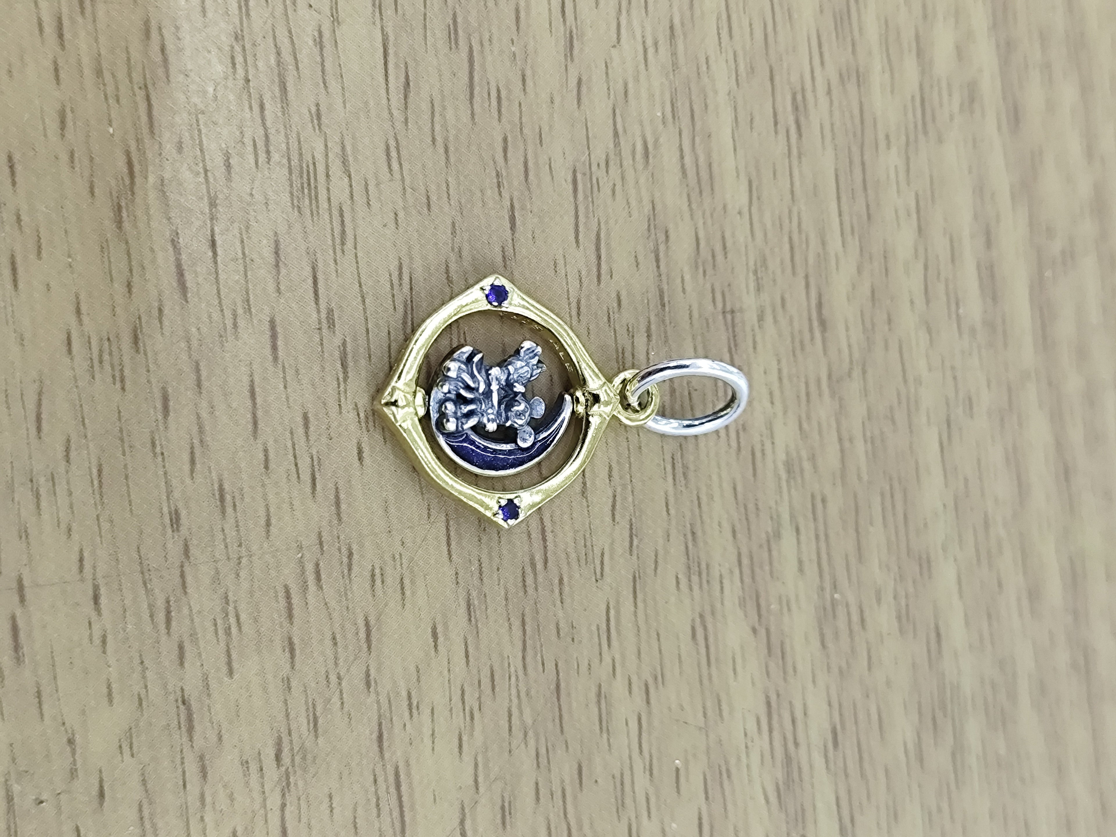 TMPCH045 Dije Charm Pand Circulo Dorado Minnie y Mickey en Luna en Plata Fina .925