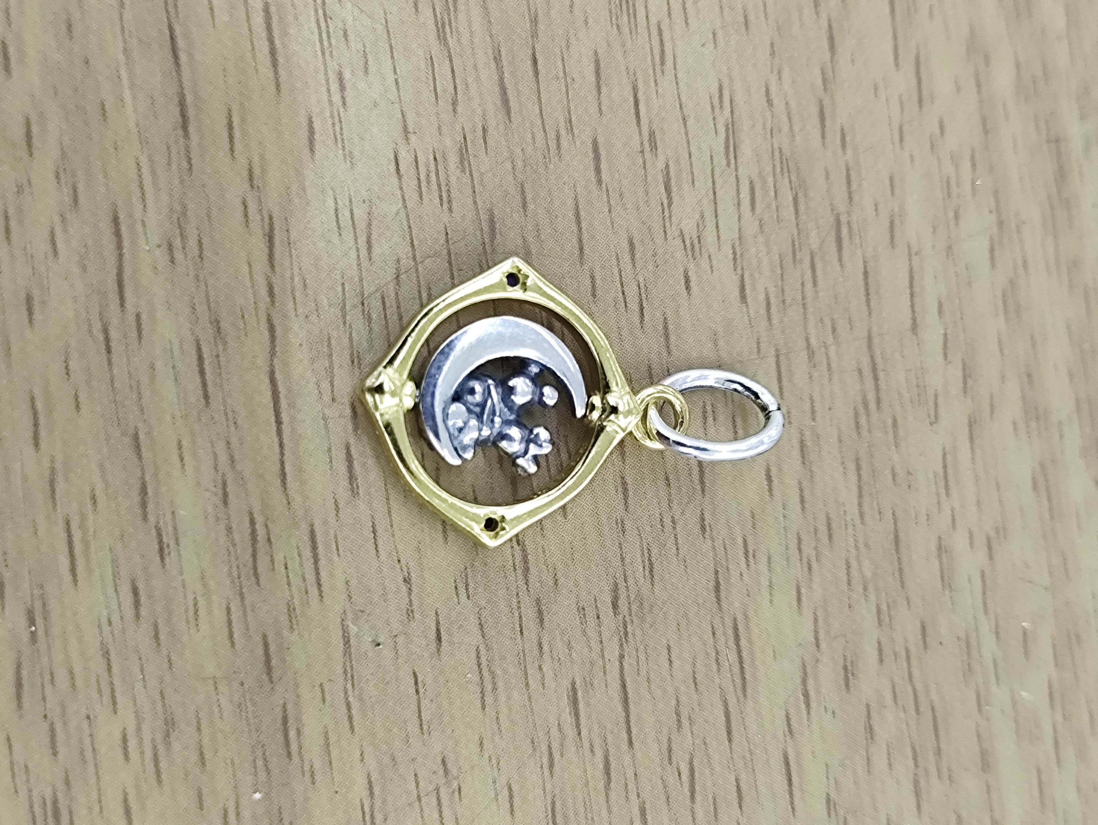 TMPCH045 Dije Charm Pand Circulo Dorado Minnie y Mickey en Luna en Plata Fina .925