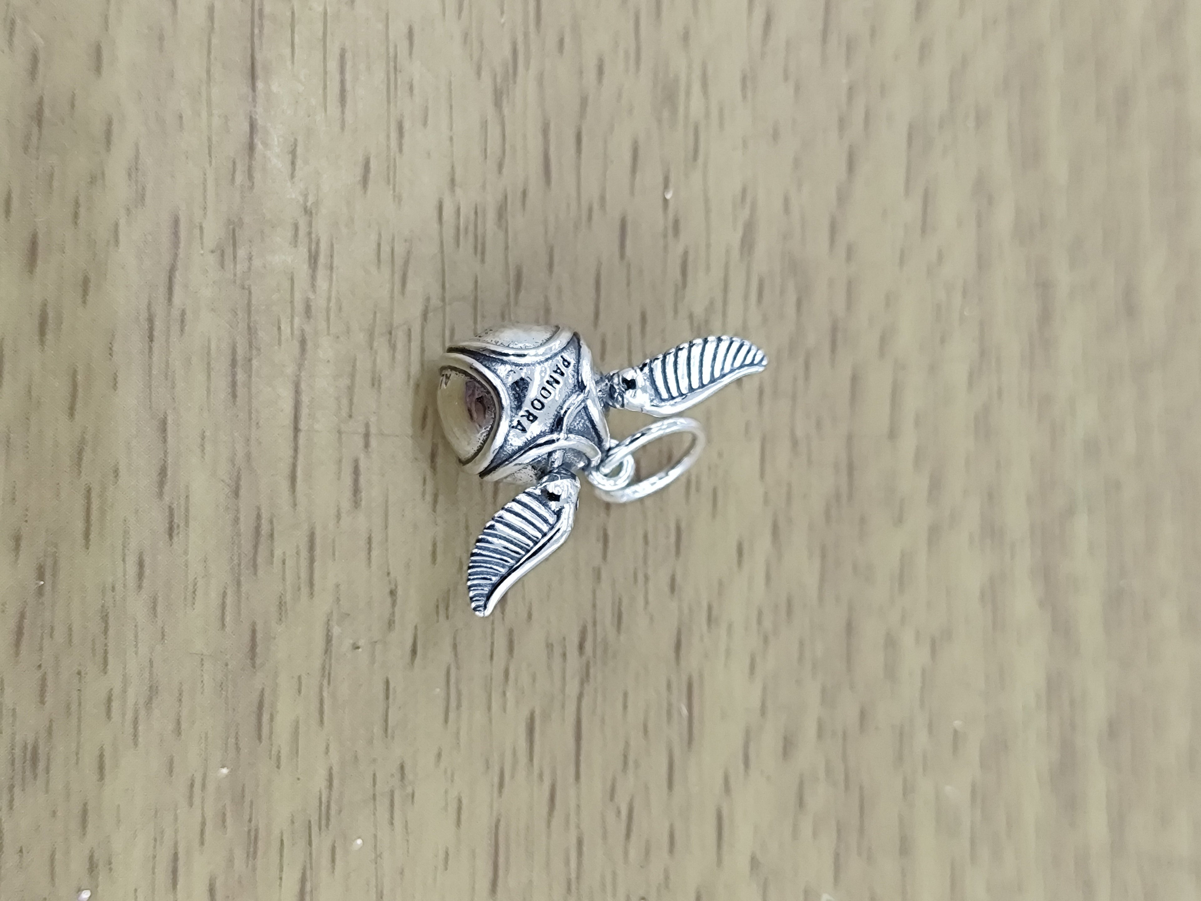 TMPCH050 Dije Charm Pand Harry Potter Snitch en Plata Fina .925
