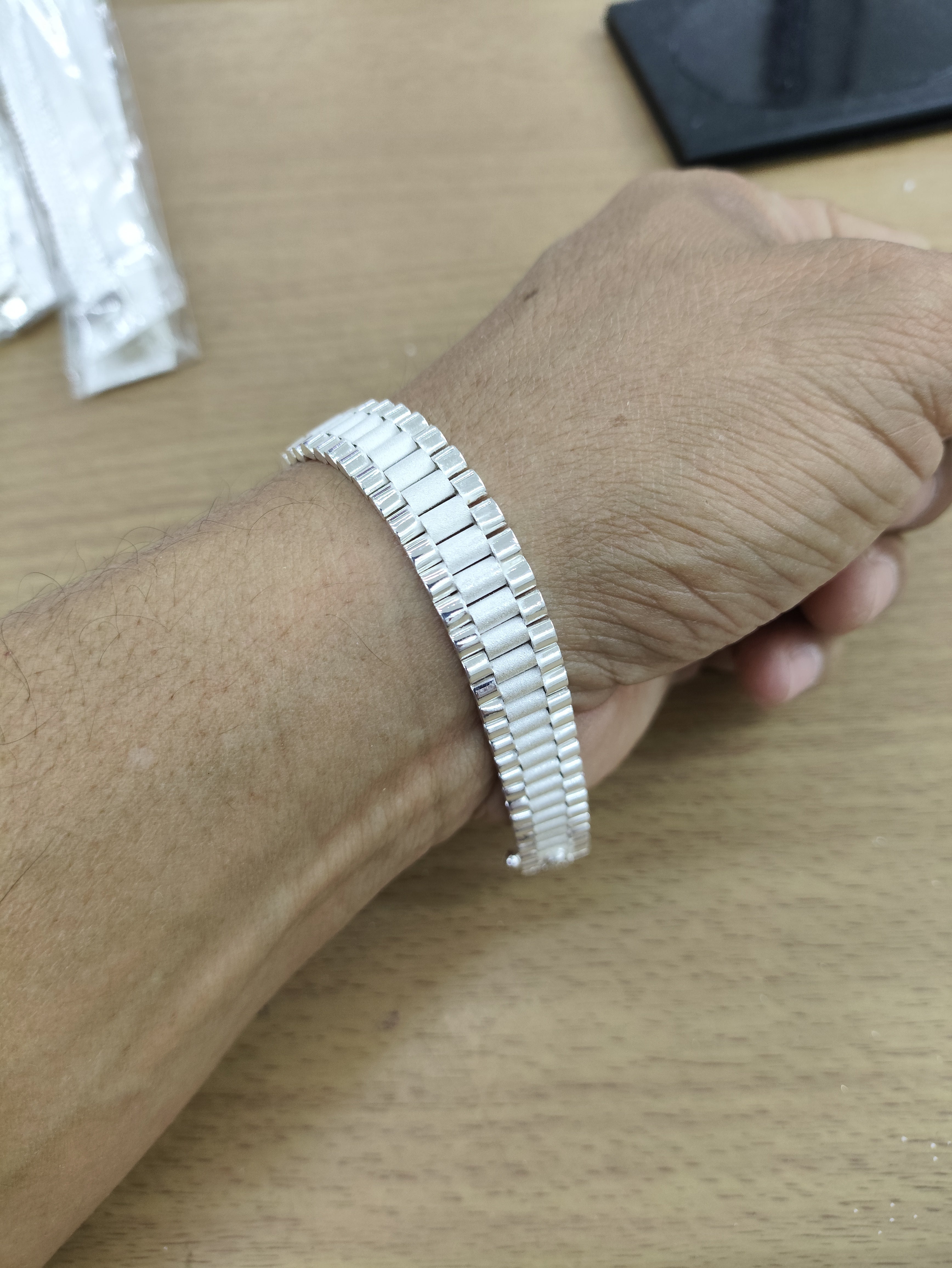 TMPPC006-20 Pulsera Caballero Modelo Rlx 1x1 Centro Ancho 1.1 cm de Ancho x 20 cm de Largo en Plata Fina .925