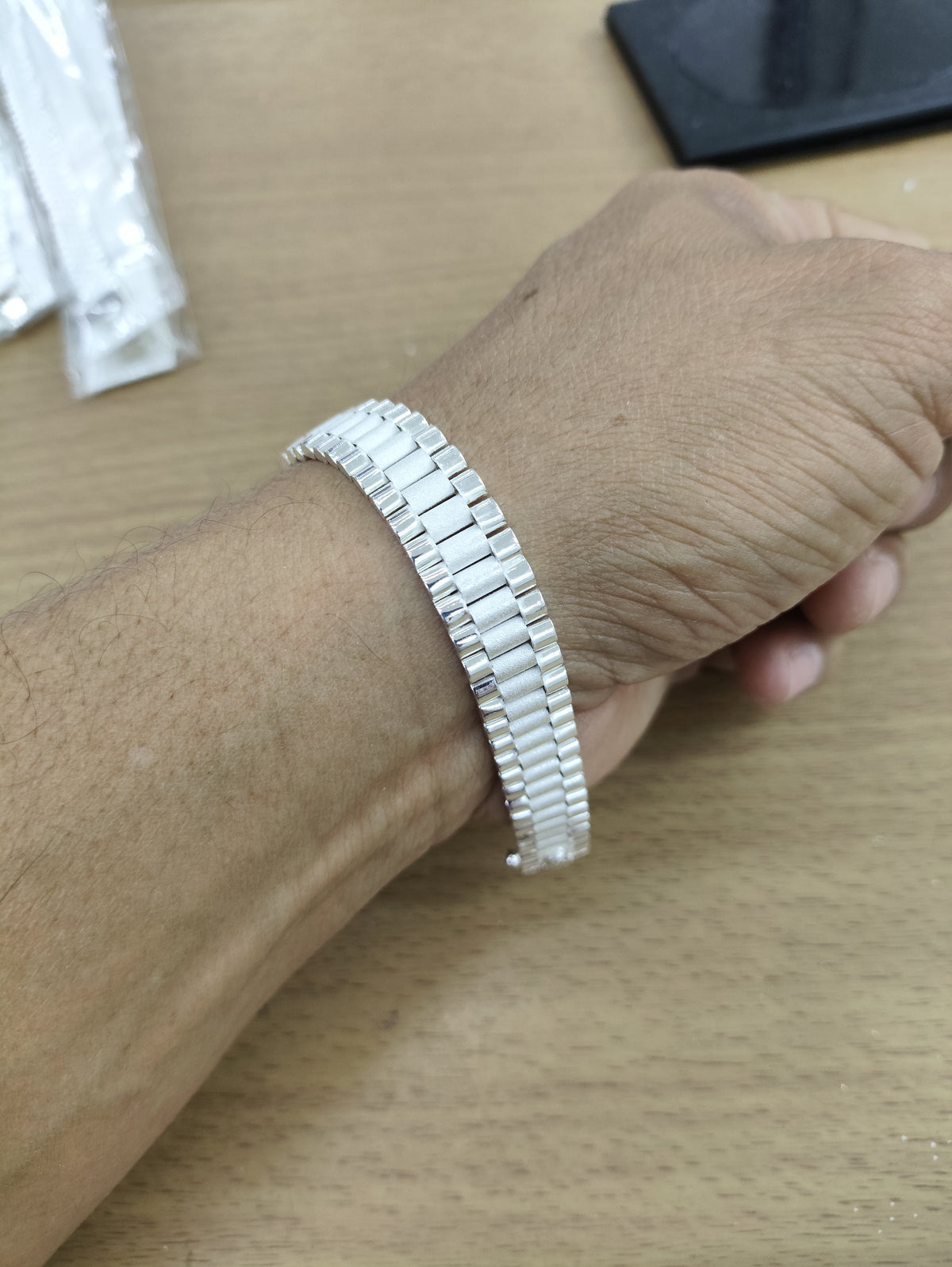 TMPPC006-21 Pulsera Caballero Modelo Rlx 1x1 Centro Ancho 1.1 cm de Ancho x 21 cm de Largo en Plata Fina .925