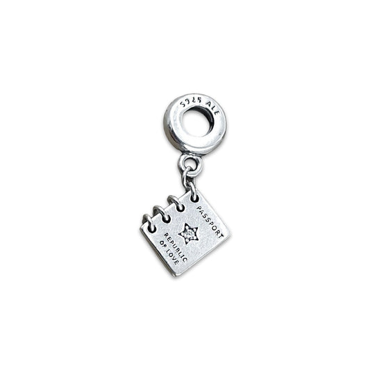 TMPCH017 Dije Charm Pand Pasaporte Republic Of Love en Plata Fina .925